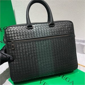 {{productViewItem.photos[photoViewList.activeNavIndex].Alt || productViewItem.photos[photoViewList.activeNavIndex].Description || 'Портфель BV'}}