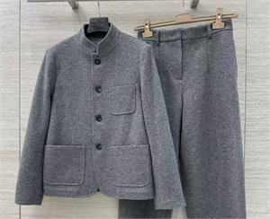 {{productViewItem.photos[photoViewList.activeNavIndex].Alt || productViewItem.photos[photoViewList.activeNavIndex].Description || 'Костюм LORO PIANA'}}