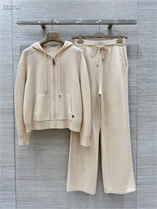 {{productViewItem.photos[photoViewList.activeNavIndex].Alt || productViewItem.photos[photoViewList.activeNavIndex].Description || 'Костюм LORO PIANA'}}