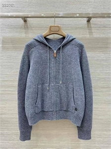 {{productViewItem.photos[photoViewList.activeNavIndex].Alt || productViewItem.photos[photoViewList.activeNavIndex].Description || 'Костюм LORO PIANA'}}