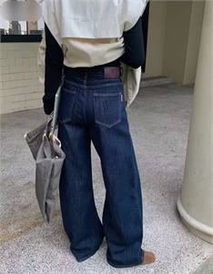 {{productViewItem.photos[photoViewList.activeNavIndex].Alt || productViewItem.photos[photoViewList.activeNavIndex].Description || 'Джинсы BRUNELLO CUCINELLI'}}