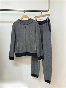 {{productViewItem.photos[photoViewList.activeNavIndex].Alt || productViewItem.photos[photoViewList.activeNavIndex].Description || 'Костюм LORO PIANA'}}