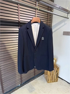 {{productViewItem.photos[photoViewList.activeNavIndex].Alt || productViewItem.photos[photoViewList.activeNavIndex].Description || 'Костюм BC'}}