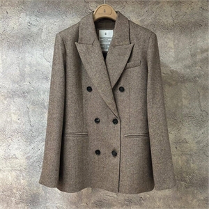 {{productViewItem.photos[photoViewList.activeNavIndex].Alt || productViewItem.photos[photoViewList.activeNavIndex].Description || 'Пиджак BRUNELLO CUCINELLI'}}