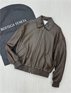 {{productViewItem.photos[photoViewList.activeNavIndex].Alt || productViewItem.photos[photoViewList.activeNavIndex].Description || 'Куртка BOTTEGA VENETA Натуральная кожа'}}
