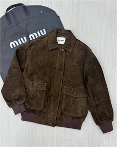 {{productViewItem.photos[photoViewList.activeNavIndex].Alt || productViewItem.photos[photoViewList.activeNavIndex].Description || 'Куртка MIU MIU Натуральная замша'}}