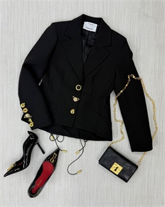 {{productViewItem.photos[photoViewList.activeNavIndex].Alt || productViewItem.photos[photoViewList.activeNavIndex].Description || 'Пиджак Schiaparelli'}}