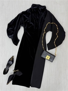 {{productViewItem.photos[photoViewList.activeNavIndex].Alt || productViewItem.photos[photoViewList.activeNavIndex].Description || 'Платье Schiaparelli'}}