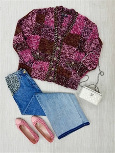 {{productViewItem.photos[photoViewList.activeNavIndex].Alt || productViewItem.photos[photoViewList.activeNavIndex].Description || 'Джинсы CHANEL'}}