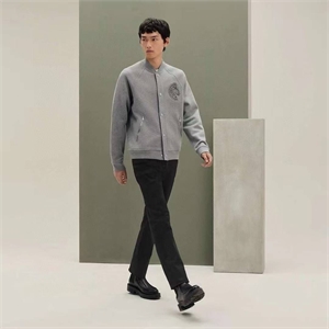 {{productViewItem.photos[photoViewList.activeNavIndex].Alt || productViewItem.photos[photoViewList.activeNavIndex].Description || 'Бомбер  HERMES'}}