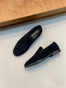 {{productViewItem.photos[photoViewList.activeNavIndex].Alt || productViewItem.photos[photoViewList.activeNavIndex].Description || 'Замшевые лоферы SR'}}