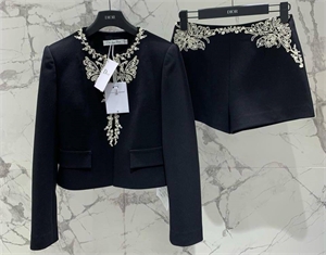 {{productViewItem.photos[photoViewList.activeNavIndex].Alt || productViewItem.photos[photoViewList.activeNavIndex].Description || 'Костюм DIOR'}}