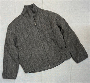 {{productViewItem.photos[photoViewList.activeNavIndex].Alt || productViewItem.photos[photoViewList.activeNavIndex].Description || 'Пуховик BRUNELLO CUCINELLI'}}