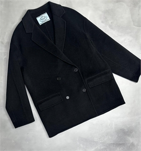 {{productViewItem.photos[photoViewList.activeNavIndex].Alt || productViewItem.photos[photoViewList.activeNavIndex].Description || 'Пальто PRADA'}}