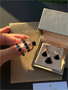 {{productViewItem.photos[photoViewList.activeNavIndex].Alt || productViewItem.photos[photoViewList.activeNavIndex].Description || 'Кольца BVLGARI Серебро 925 п'}}