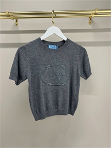 {{productViewItem.photos[photoViewList.activeNavIndex].Alt || productViewItem.photos[photoViewList.activeNavIndex].Description || 'Кофта PRADA'}}