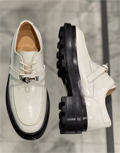 {{productViewItem.photos[photoViewList.activeNavIndex].Alt || productViewItem.photos[photoViewList.activeNavIndex].Description || 'Лоферы HERMES'}}