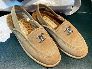 {{productViewItem.photos[photoViewList.activeNavIndex].Alt || productViewItem.photos[photoViewList.activeNavIndex].Description || 'Сандалии CHANEL'}}