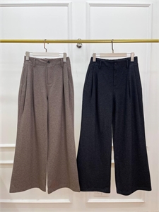 {{productViewItem.photos[photoViewList.activeNavIndex].Alt || productViewItem.photos[photoViewList.activeNavIndex].Description || 'Брюки BRUNELLO CUCINELLI'}}