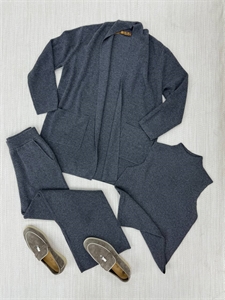 {{productViewItem.photos[photoViewList.activeNavIndex].Alt || productViewItem.photos[photoViewList.activeNavIndex].Description || 'Костюм LORO PIANA'}}