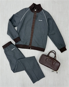 {{productViewItem.photos[photoViewList.activeNavIndex].Alt || productViewItem.photos[photoViewList.activeNavIndex].Description || 'Костюм MIU MIU'}}