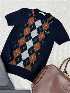 {{productViewItem.photos[photoViewList.activeNavIndex].Alt || productViewItem.photos[photoViewList.activeNavIndex].Description || 'Кофта MIU MIU'}}