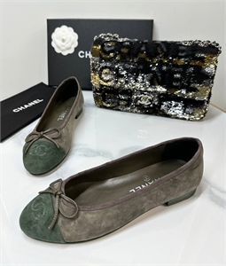 {{productViewItem.photos[photoViewList.activeNavIndex].Alt || productViewItem.photos[photoViewList.activeNavIndex].Description || 'Балетки CHANEL'}}