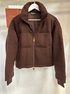 {{productViewItem.photos[photoViewList.activeNavIndex].Alt || productViewItem.photos[photoViewList.activeNavIndex].Description || 'Бомбер LORO PIANA'}}