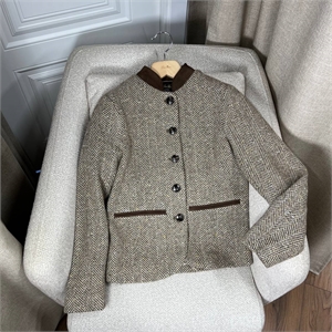{{productViewItem.photos[photoViewList.activeNavIndex].Alt || productViewItem.photos[photoViewList.activeNavIndex].Description || 'Пиджак LORO PIANA'}}
