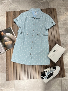 {{productViewItem.photos[photoViewList.activeNavIndex].Alt || productViewItem.photos[photoViewList.activeNavIndex].Description || 'Платье HERMES'}}