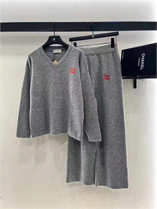 {{productViewItem.photos[photoViewList.activeNavIndex].Alt || productViewItem.photos[photoViewList.activeNavIndex].Description || 'Костюм MIU MIU'}}