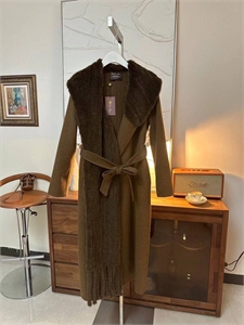 {{productViewItem.photos[photoViewList.activeNavIndex].Alt || productViewItem.photos[photoViewList.activeNavIndex].Description || 'Пальто LORO PIANA'}}