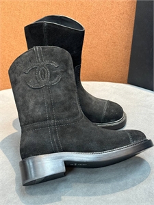 {{productViewItem.photos[photoViewList.activeNavIndex].Alt || productViewItem.photos[photoViewList.activeNavIndex].Description || 'Сапоги CHANEL'}}