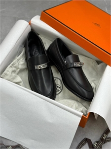 {{productViewItem.photos[photoViewList.activeNavIndex].Alt || productViewItem.photos[photoViewList.activeNavIndex].Description || 'Лоферы HERMES'}}