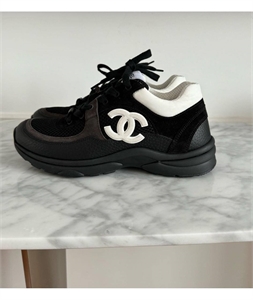 {{productViewItem.photos[photoViewList.activeNavIndex].Alt || productViewItem.photos[photoViewList.activeNavIndex].Description || 'Кроссовки CHANEL'}}