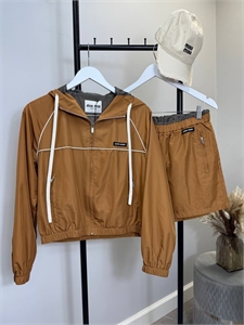 {{productViewItem.photos[photoViewList.activeNavIndex].Alt || productViewItem.photos[photoViewList.activeNavIndex].Description || 'Костюм MIU MIU'}}