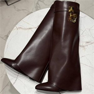 {{productViewItem.photos[photoViewList.activeNavIndex].Alt || productViewItem.photos[photoViewList.activeNavIndex].Description || 'Сапоги GIVENCHY'}}