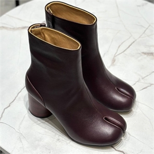 {{productViewItem.photos[photoViewList.activeNavIndex].Alt || productViewItem.photos[photoViewList.activeNavIndex].Description || 'Ботильоны'}}