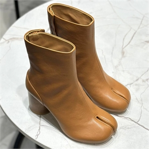 {{productViewItem.photos[photoViewList.activeNavIndex].Alt || productViewItem.photos[photoViewList.activeNavIndex].Description || 'Ботильоны'}}