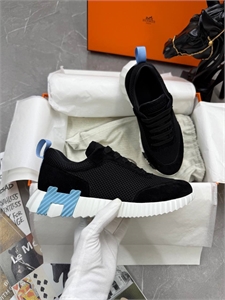 {{productViewItem.photos[photoViewList.activeNavIndex].Alt || productViewItem.photos[photoViewList.activeNavIndex].Description || 'Кроссовки HERMES'}}