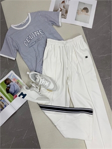 {{productViewItem.photos[photoViewList.activeNavIndex].Alt || productViewItem.photos[photoViewList.activeNavIndex].Description || 'Брюки CELINE'}}