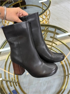 {{productViewItem.photos[photoViewList.activeNavIndex].Alt || productViewItem.photos[photoViewList.activeNavIndex].Description || 'Ботильоны'}}