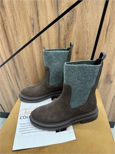 {{productViewItem.photos[photoViewList.activeNavIndex].Alt || productViewItem.photos[photoViewList.activeNavIndex].Description || 'Ботинки BRUNELLO CUCINELLI'}}