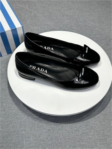 {{productViewItem.photos[photoViewList.activeNavIndex].Alt || productViewItem.photos[photoViewList.activeNavIndex].Description || 'Туфли PRADA'}}