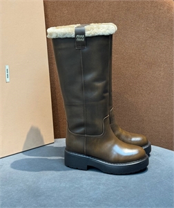 {{productViewItem.photos[photoViewList.activeNavIndex].Alt || productViewItem.photos[photoViewList.activeNavIndex].Description || 'Сапоги MIU MIU'}}