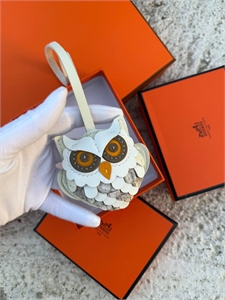 {{productViewItem.photos[photoViewList.activeNavIndex].Alt || productViewItem.photos[photoViewList.activeNavIndex].Description || 'Брелок HERMES'}}