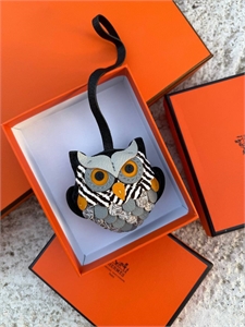 {{productViewItem.photos[photoViewList.activeNavIndex].Alt || productViewItem.photos[photoViewList.activeNavIndex].Description || 'Брелок HERMES'}}