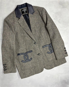 {{productViewItem.photos[photoViewList.activeNavIndex].Alt || productViewItem.photos[photoViewList.activeNavIndex].Description || 'Пиджак CHANEL'}}