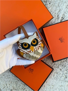 {{productViewItem.photos[photoViewList.activeNavIndex].Alt || productViewItem.photos[photoViewList.activeNavIndex].Description || 'Брелок HERMES'}}