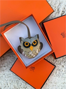 {{productViewItem.photos[photoViewList.activeNavIndex].Alt || productViewItem.photos[photoViewList.activeNavIndex].Description || 'Брелок HERMES'}}